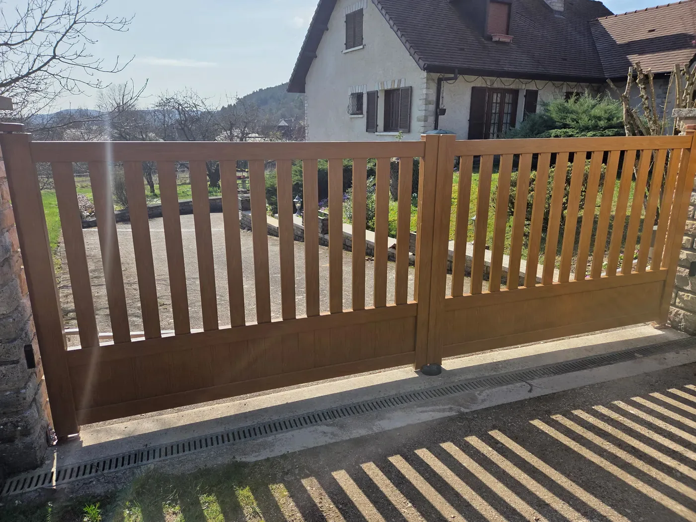 Portail battant alu effet bois